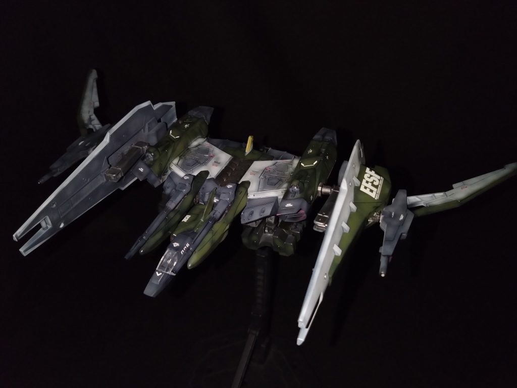 余っていたMGジャスティスのファトゥムを本体にコアファイターを脱着式で合体させました。     左右にシールドブースターと主翼と副兵装を取り付けてます。                      シールドブースターはフレキシブアームにより自由な可動域を持たせてます