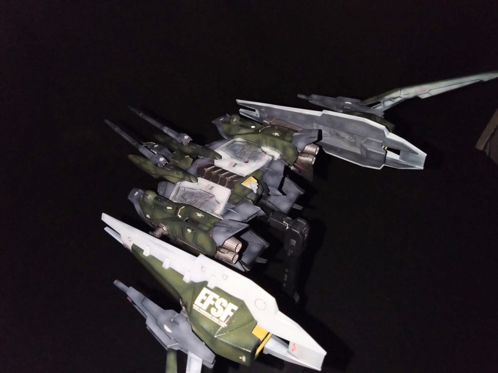 背面メインスラスターもノズルを引き出すことで変化を付けてます。