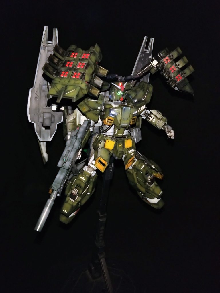 フルハッチオープンミサイルポッドは使用後にデッドウェイトを廃するためにパージ可能としてます