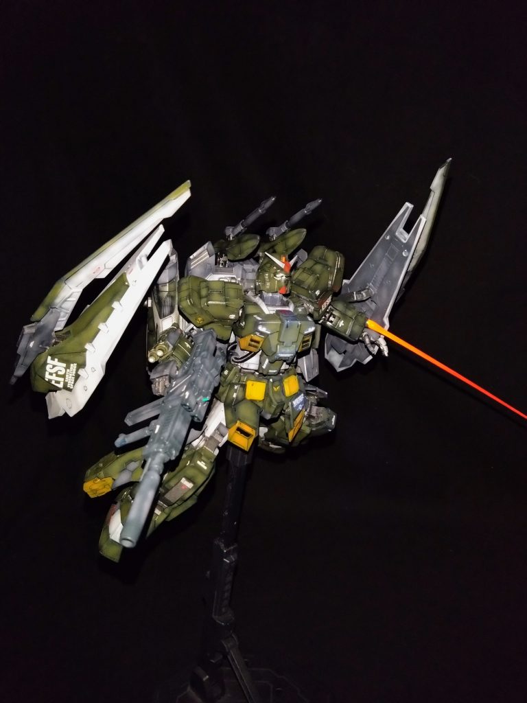 追加武装の可動域を広げていることでガンダムのポージング時にも干渉することなく自由さを確保してます