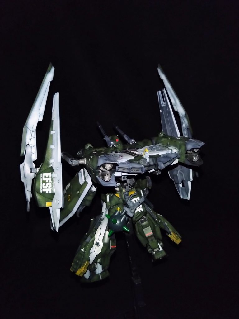 バックパックは角度を変更することで形態変化を付けてます。