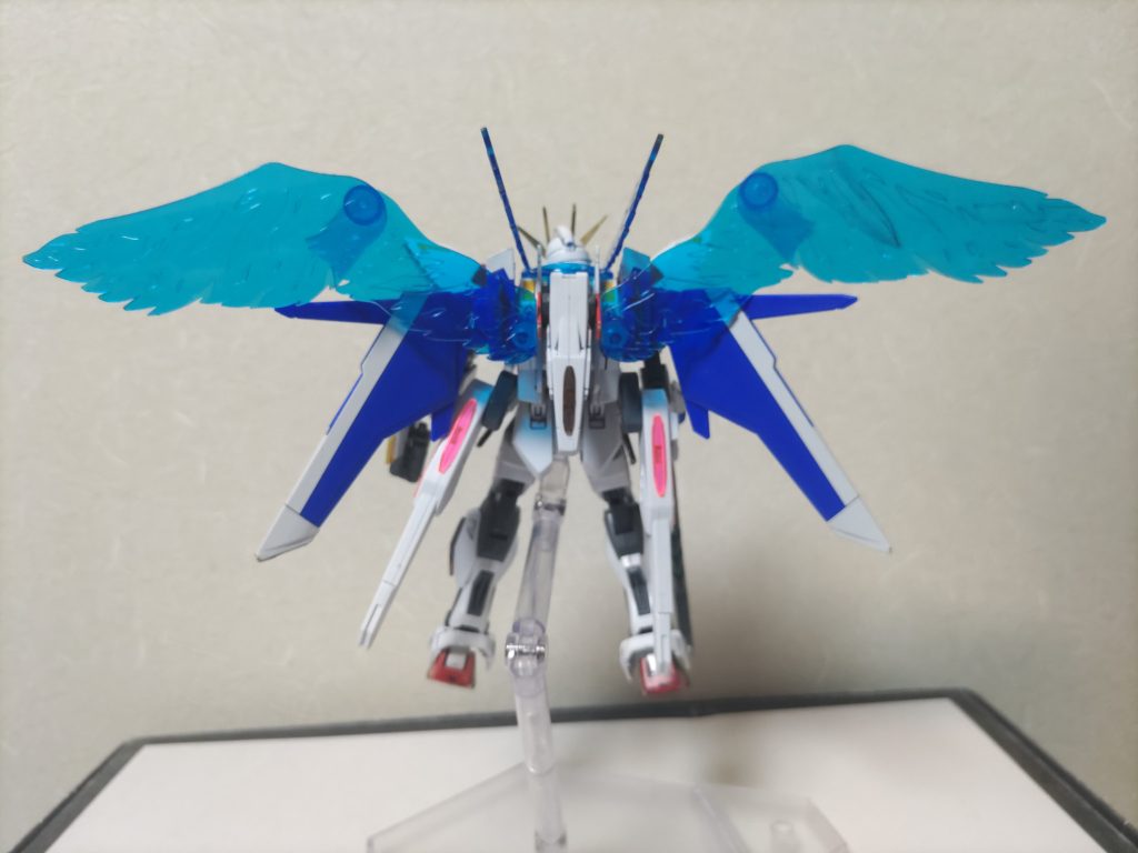 プラフスキーウイングは肩甲骨あたりから生やしてます