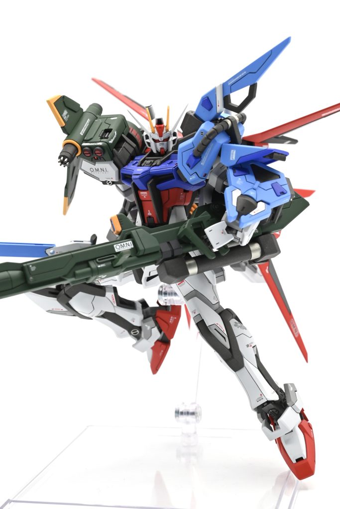 今回はモデリングワックスも塗っているので、動かすこと自体は怖くないんですが…いかんせん背中が重すぎてポージングは大変ですね。