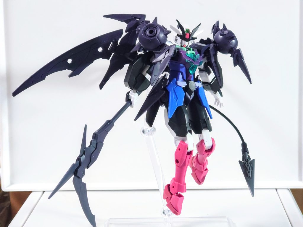 塗装前最終的にブレードアンテナの形状を変更しました。翼の3mm穴は埋めています。フェイスはコアガンダムのものを削り込み可愛らしい印象となるようにしました。 