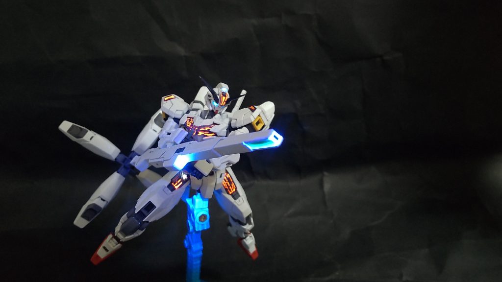 パーメットスコア5でバリアブルロッドライフルを構えて。前述の通りアームを削除。前腕に真鍮線で取付けています。ライフルは砲口のレンズ?部とセンサーにレジンを盛り、蛍光クリアーを塗布してます。