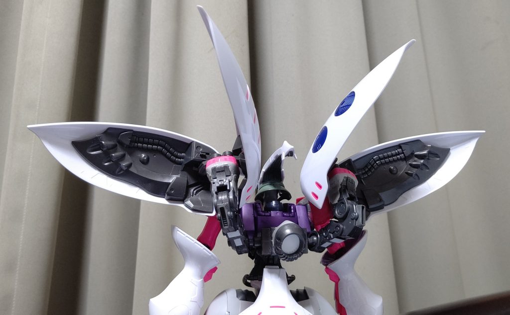 背面バックパックは元のキュベレイの脚パーツを改造して肩バインダーを接続。大型ウイングのようなバインダーにしました。