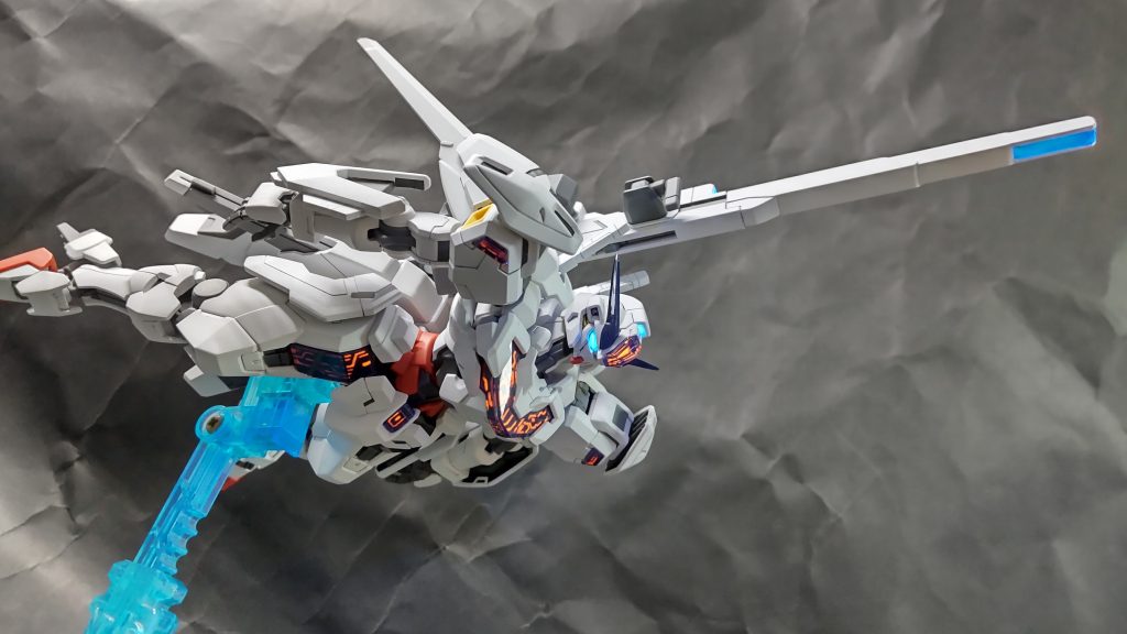 アームは着脱式に改造したので、オリジナルとしてアームを活かしたポージングもできます。