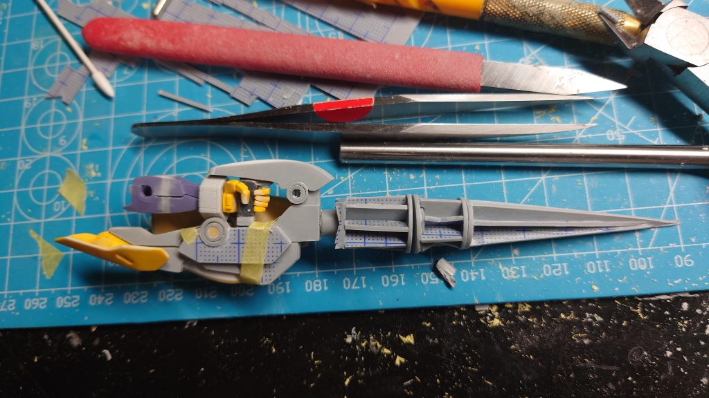 ジャベリンブレイサー製作時の写真です。プラ板で骨組みしパテで形成してます。このジャベリンブレイサーはかなり難解なデザインで設定画は前後面の二枚とデザイナーのイラスト一枚だけでかなり頭をかかえましたがなんとか形にできてよかったです。