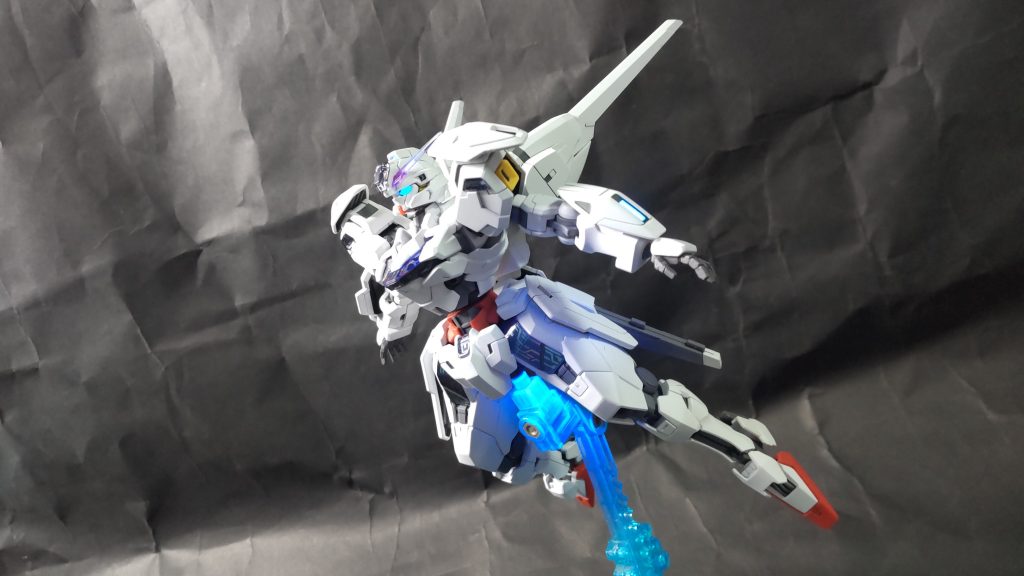 スコア10にして。付属のシールをそのまま貼っています。エスカッションのセンサーはレジンを盛り、蛍光クリアーを塗装。拳はビルドナックルズ(角)の手の甲のディテールを埋めたものを使用。接続軸は短縮しました。また平手は関節ごとに切り離し、好みのポーズに再調整しました。