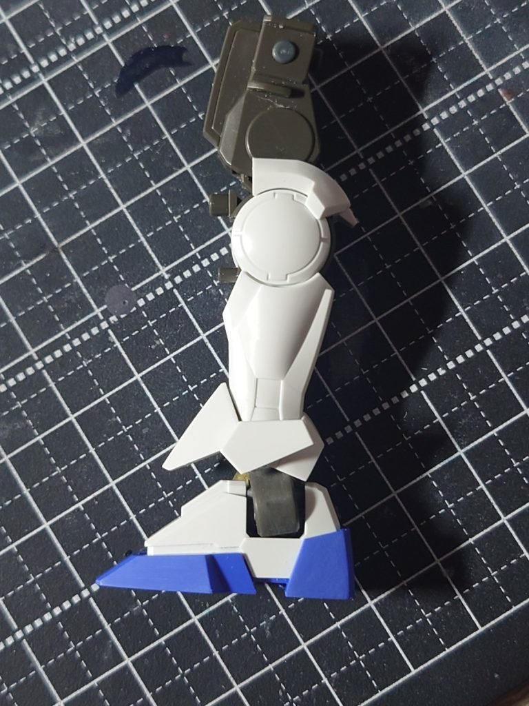 アンクルガードは加工して設定画に寄せました。