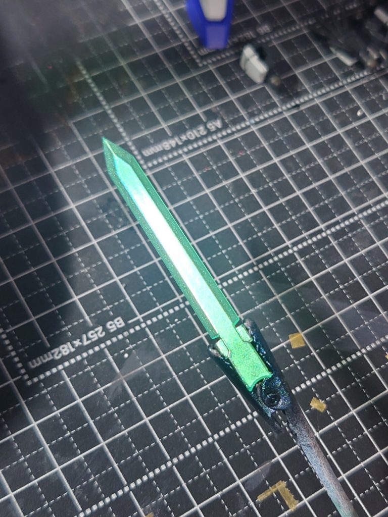 アークブレイザーや肩のクリアパーツはクリスタルカラーのターコイズグリーン、サファイアブルーを薄く重ねて、クリアを吹いた後コンパウンドで磨きました。写真ではわかりづらいですが、クリア感と金属感が上手く合わさっていい感じです。