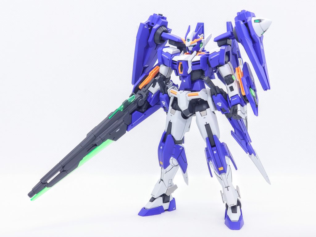 正面マスクは加工してエクシア系の顔立ちに変更。肩部はクアンタに、大腿部はダブルオースカイのものにそれぞれ交換しました。プロポーションはウエストで1mm延長しています。