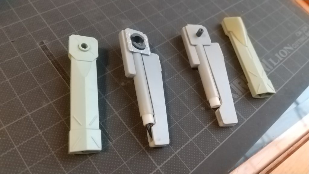 ブースター制作中。塗装はサーフェイサーのみですがキットのグレーと同じ感じで違和感無いと感じています。この写真のようにジョイントを付けて、バックパック側にSDCSフレームの首ジョイントパーツを付ければボールジョイントでブースターが動かせます！