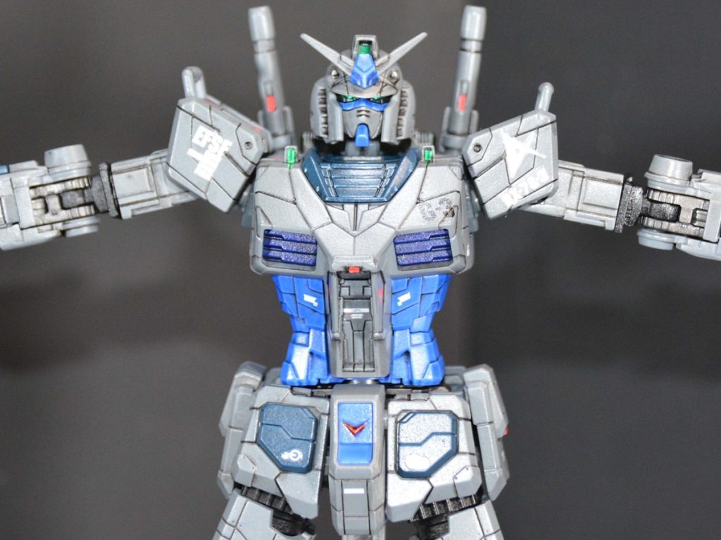 各所に赤色チップを張り付けてみました。デカール感覚で簡単で良いですね。