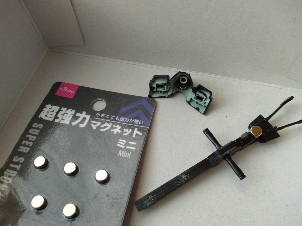 100円均一の超強力マグネットミニを使用しました。プラモ用とは異なり、マグネットに厚みがあるため、設置場所を選ぶところが難点です。磁力は強力で申し分なく、しっかりとくっついてくれました。