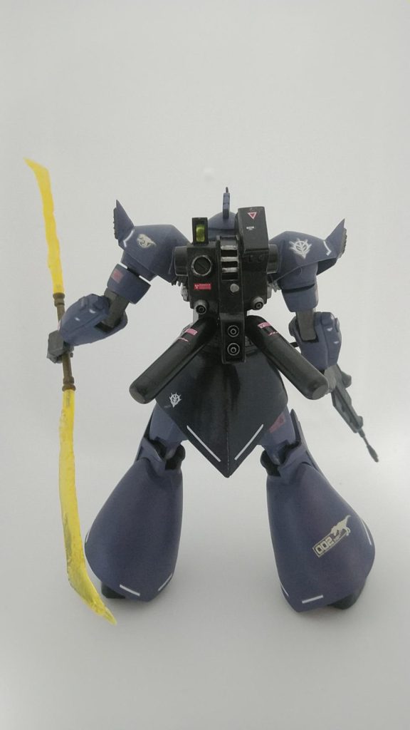 いきなり後ろ姿とはなかなかのシャイボーイ！バックパックはリゲルグをイメージしてスクラッチ✨なぎなたは柄はランナーから、ビーム刃はほねほねザウルスのクリアランナーをロウソクであぶって形成してます☆