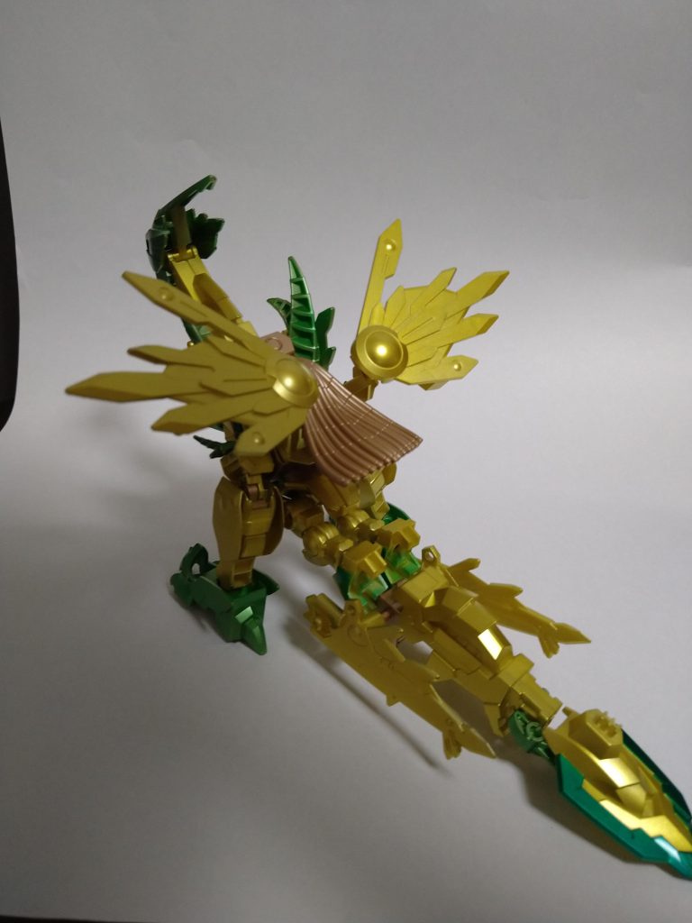 本体、キツイ姿勢で頑張ってます。羽などの丸モールドは緑にするかもしれません。