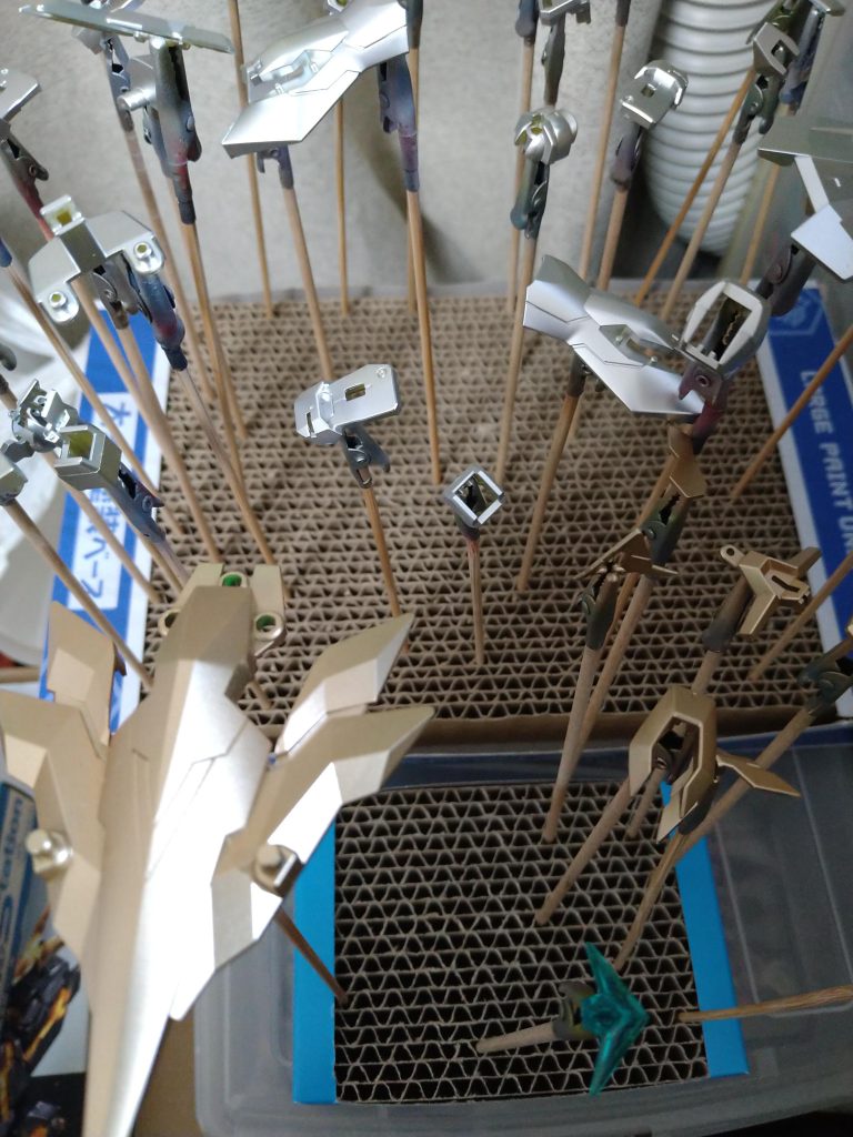 シールドのベースの金色が白くなってしまいました。もうちょっと黄色が強いはずでした。