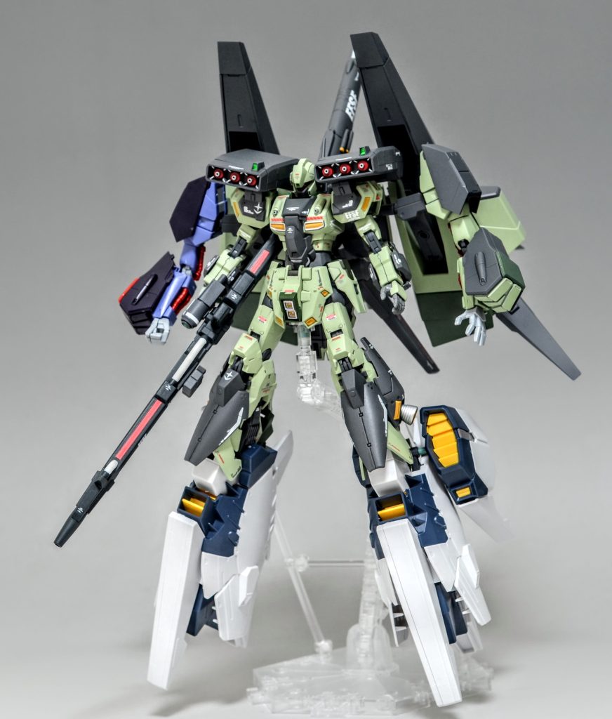 ナラティブA装備の足のブースターの空洞のお陰でジェガン側の足を外すことなく取り付けることに成功しました。ただし足首を９０度折り曲げる必要があるのですがたまたまサイコ・スタークジェガンもそれができる構造だったので個人的にミラクルフィットでした。