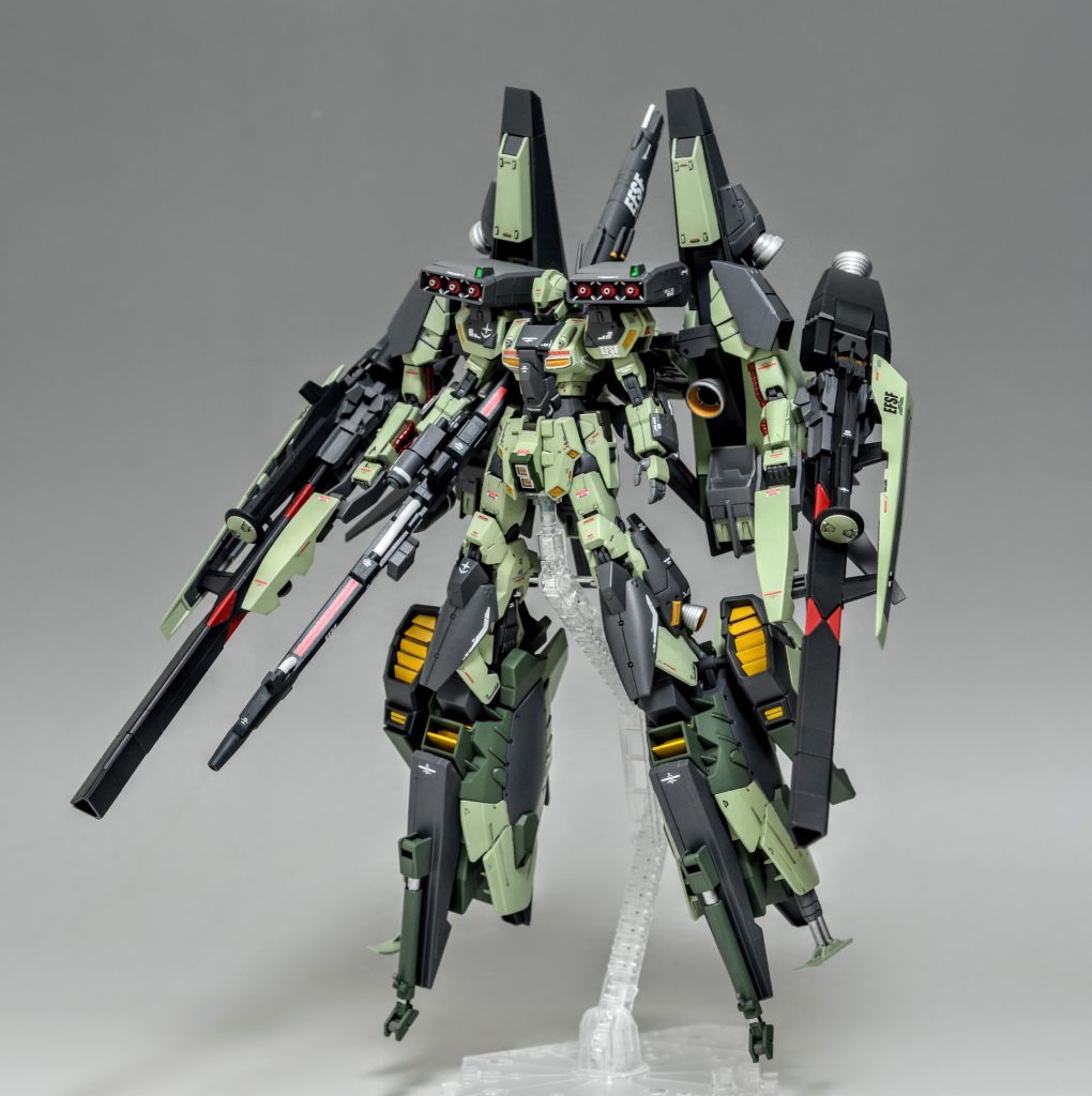 紆余曲折の後最終的に形になりました。両側のキャノンはナラティブA装備の物を切り詰めて短砲身化しています。