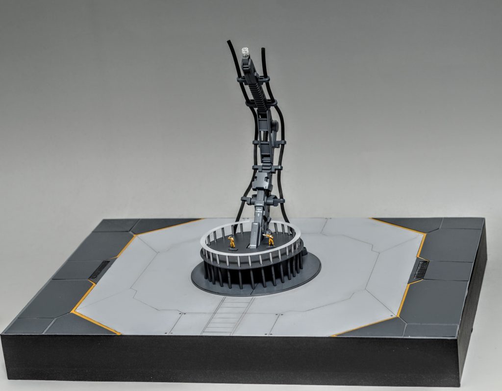 台座です。スタンドをジオラマの構造物の一部にするアイデアも盛り込みました。これ、設計から完成まで1日で作りました。
