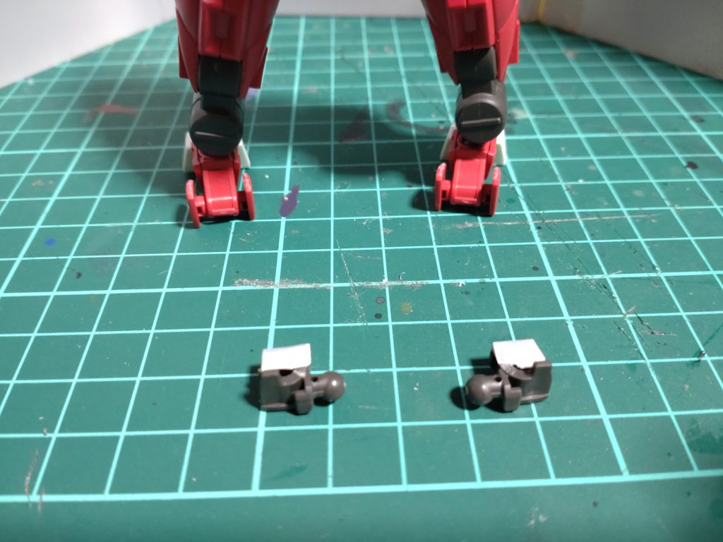 腕の付け根は結構内側に行ってしまうのでプラバンを貼ってあまり奥に行き過ぎないようにしています。