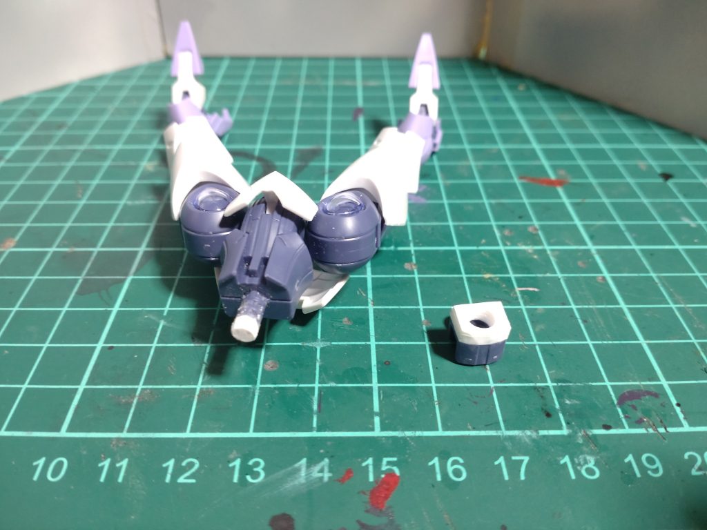 胸側のジョイントにプラバンを貼り胴体の延長をしています。