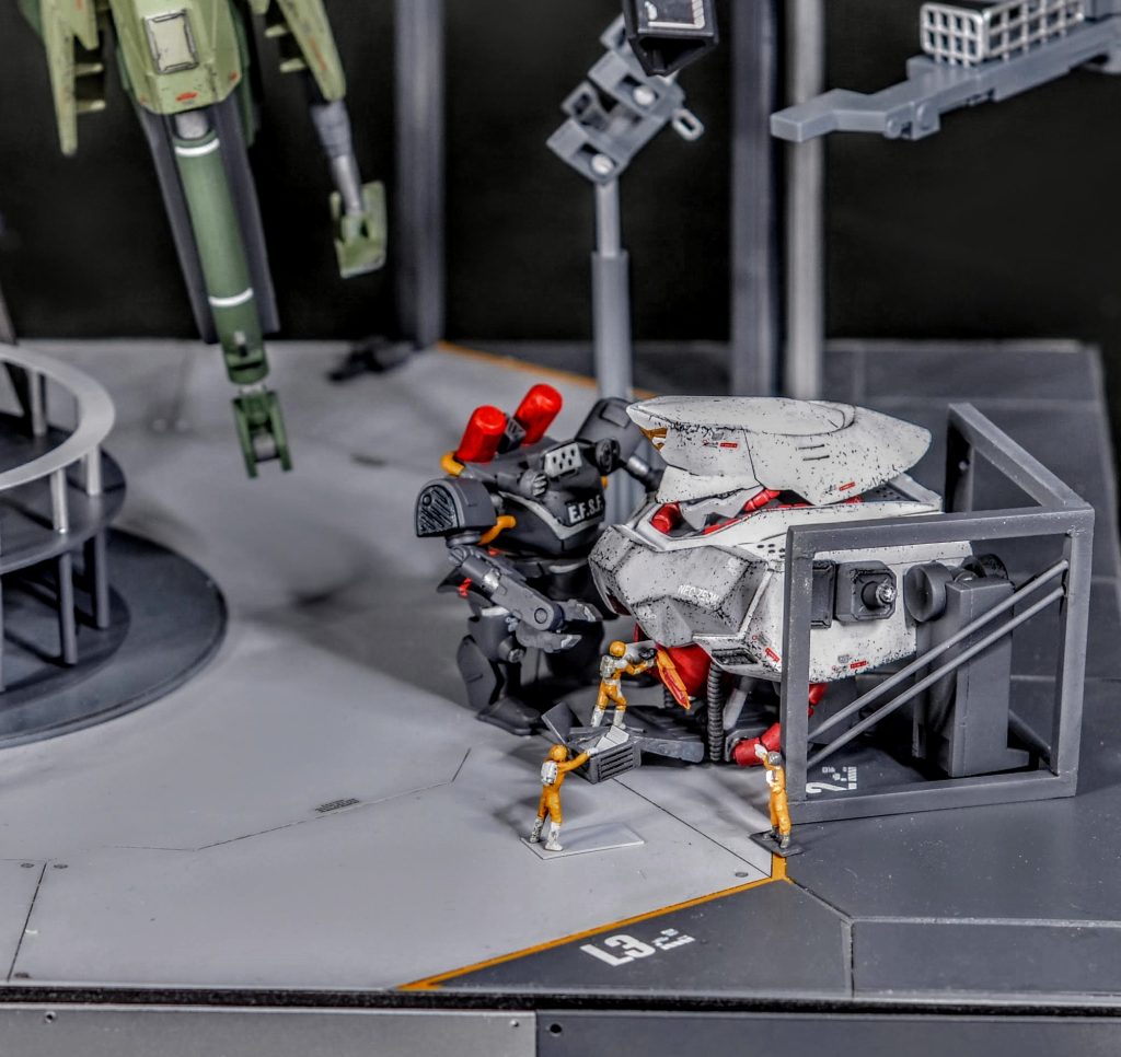 サイコ・ドーガは撃墜されて鹵獲され、コクピット周りのサイコフレームを剥がされている設定です。サイコ・ドーガも球体コクピットを再現しその周りにシリンダーや動力ケーブルなどを追加し解体されている状態を表現しています。サイコ・ドーガからサイコフレームを剥がして移植するアイデアは小説版の逆シャアから着想を得ました。