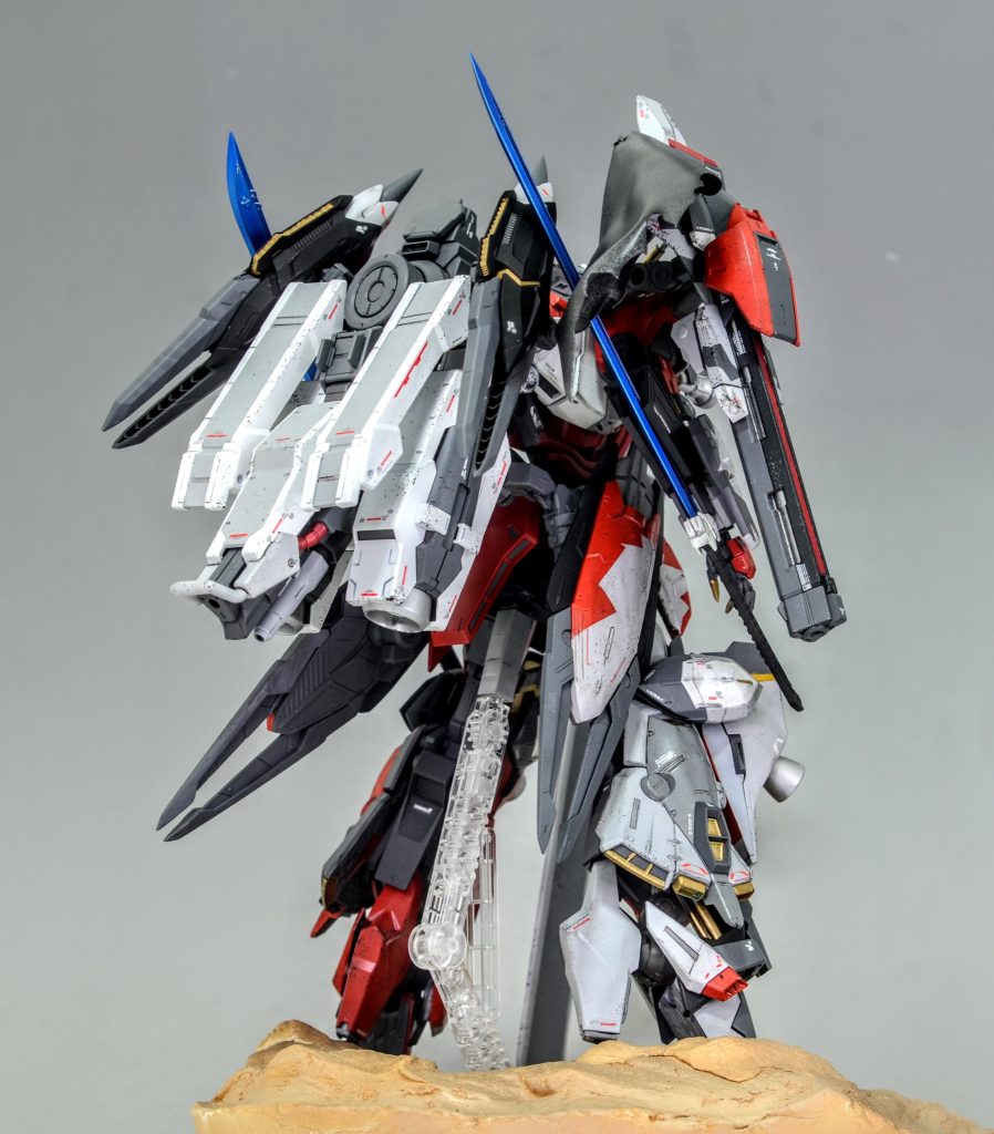 かつてのバルバトスの装備品が所々に使用されている設定です。