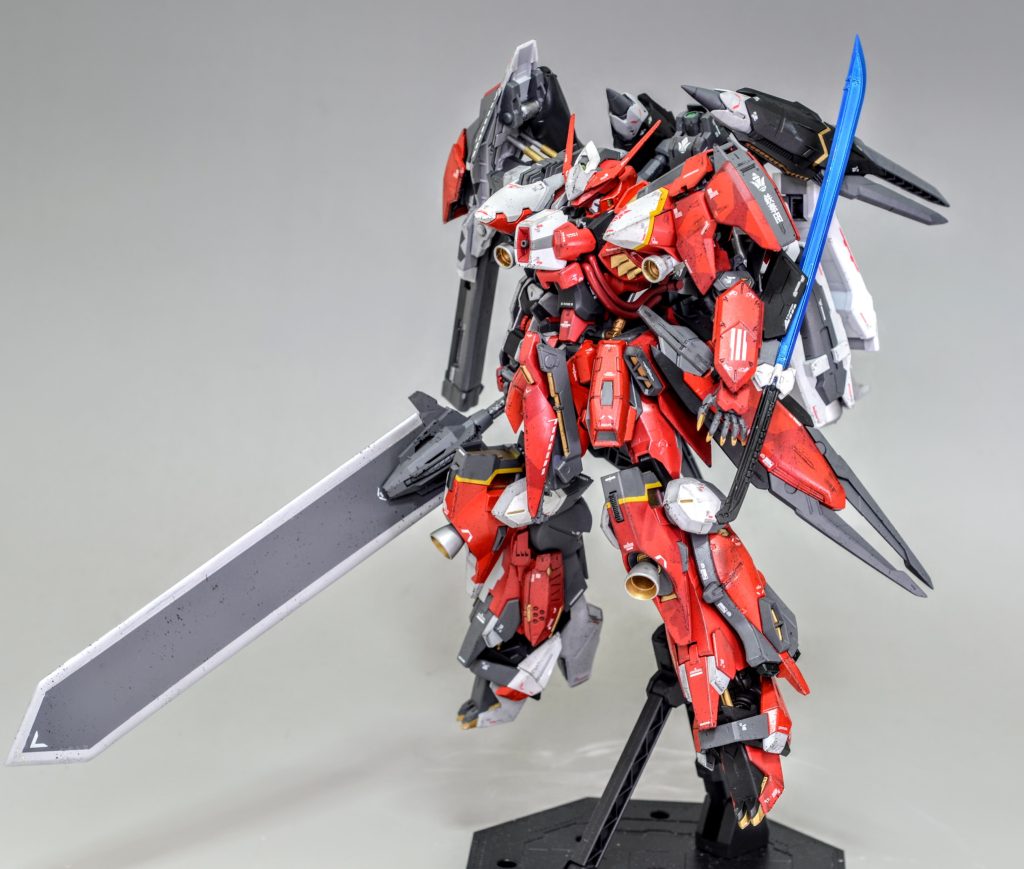 胸部にはモビルアーマーハシュマルから流用したビーム砲を装備。