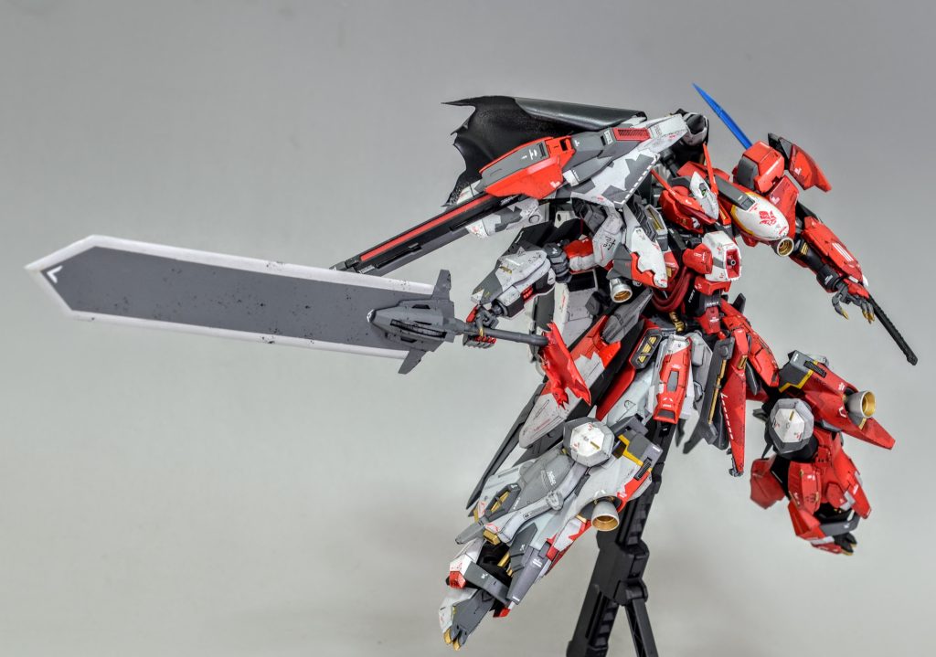 主兵装は大剣です。切れ味に加えて剣そのものの超重量により敵機をフレームごと断ち切ることが可能。基部にはメイスと同じパーツを使用しています。