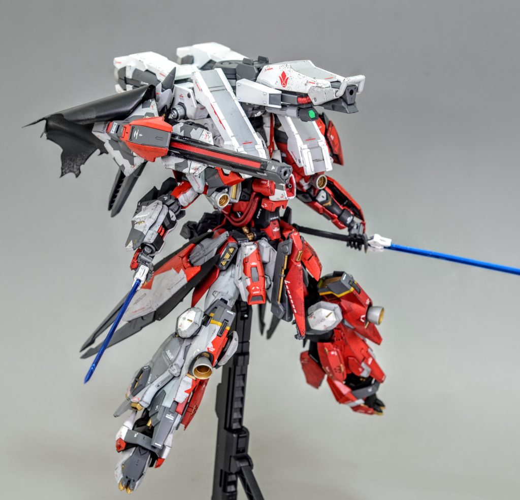 左肩も電磁投射砲を装備しており、弾頭さえ揃えばダインスレイヴを超高精度で2連射することが可能です。