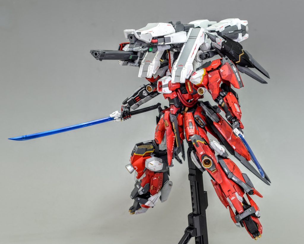 バックパックは大型のブースター兼展開型の超高出力電磁投射砲、所謂