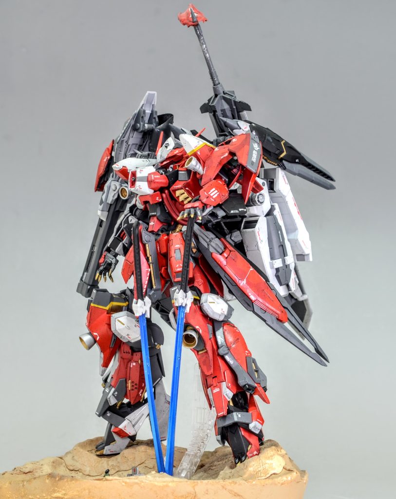 カラーリングはパイロットの設定を反映して夕日をイメージしたアシンメトリーなパターンにしました。