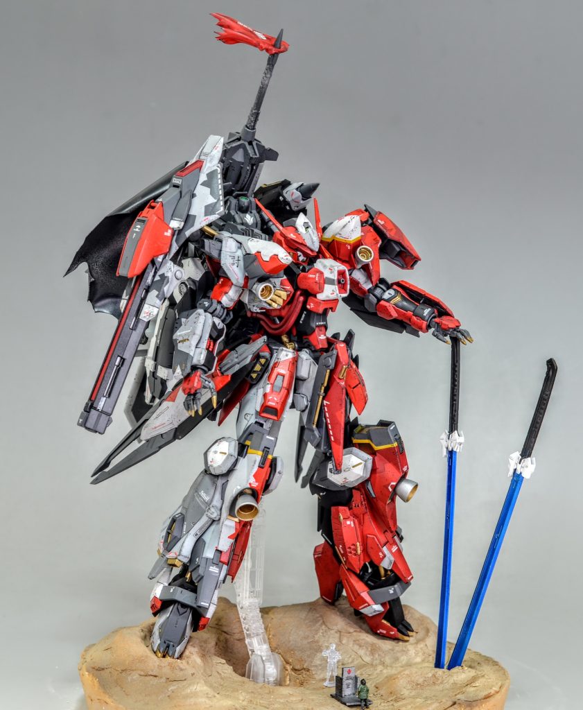 大剣は非使用時は背部にマウント可能。二本の太刀による高速近接戦闘も可能。