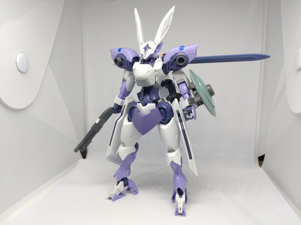 塗装前段階。胸にはエアリアルのアンクレットを接着しプラバンを貼りアーマーにし前掛けはベギルペンデの物を接着し伸ばしてます。頭部には元のバックパックにあった飾りの様な物を角にしています。