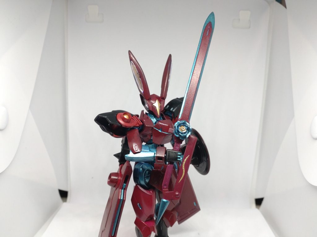 メイン武装 フォールムーン刀身にビーム粒子を纏わせることができる実体式の大剣。素材は陸戦グレイズの剣でそれをプラ材、ビルダーズパーツ、100均の手芸用品で装飾しています。