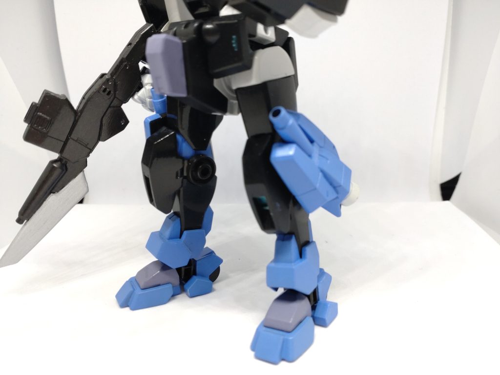 武装3 ピールキャノン足に装着されたビームキャノンで本機の最大火力武装。威力は落ちるがガンビットとしても使用可能。 素材はデミバーディングの足のブースターでサーベルラックがあった箇所を塞いでプラ材で作った砲身を付けたもの物です。