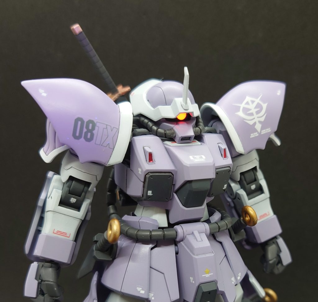 モノアイは蛍光ピンクでブラックライトで照らして「ビコーン！」を再現。