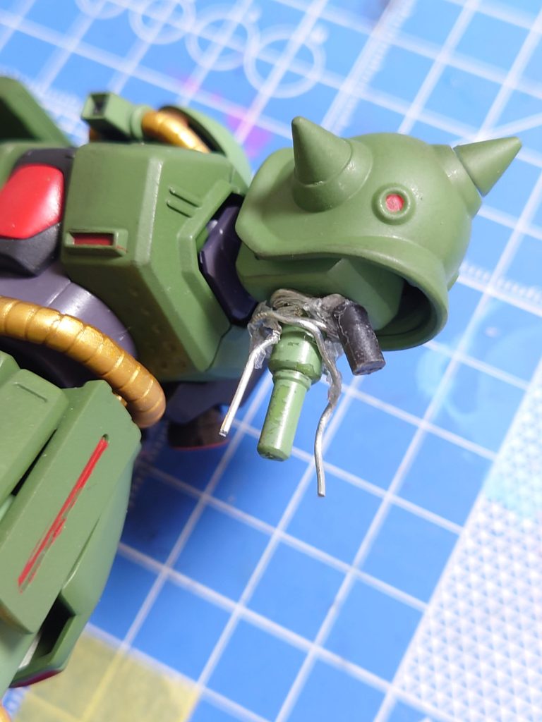 ザクⅡ改の壊れた腕パーツ、差し替え出来るように針金で作ってみました。