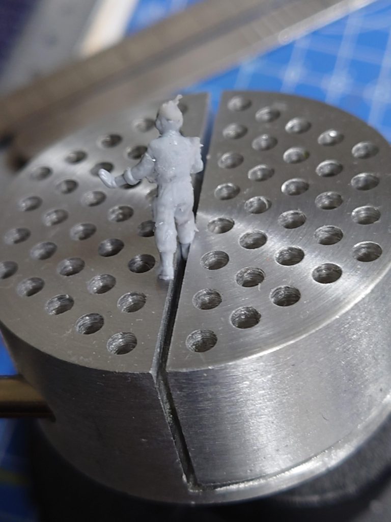 アルのフィギュアは、ビルダーズパーツからボーズ変更して作りました。