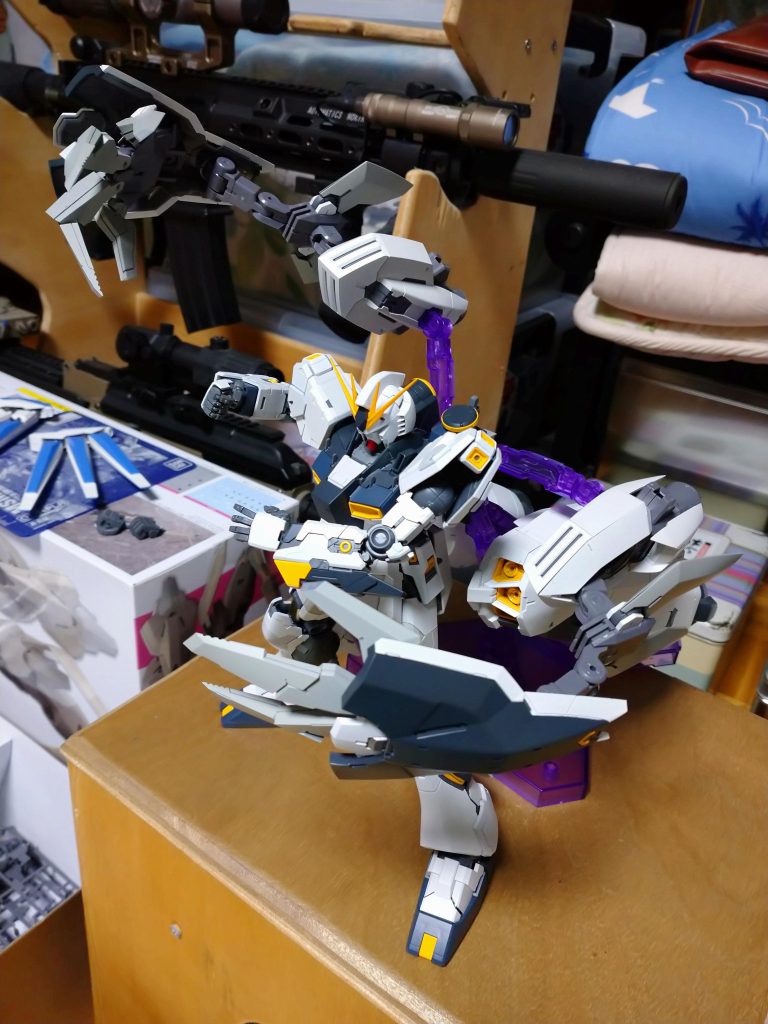 トップスギアのアームはよく動くので、ガンダムの腕の動きとシンクロさせたりすると面白いです。完成後はスタンドとの接続の関係もあって、気軽にポージングさせられなくなっちゃいましたが…