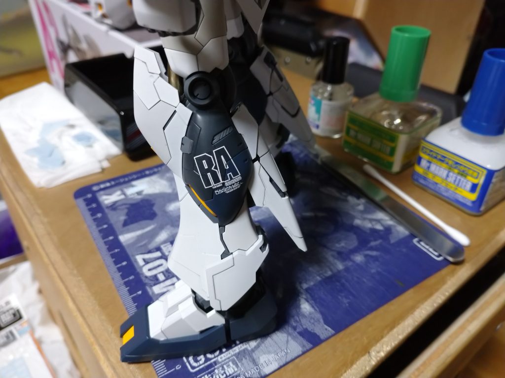 大判デカールは予め分割してあるものを選択。ジェガンの時の反省を踏まえ、シワになりそうなロンドベルマークは切り離して別々に貼りました。