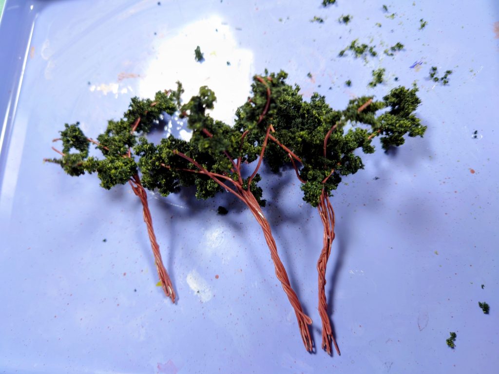 ジオラマに生やす木は、針金ネジネジして、ミディアムプランツ瞬着で貼り付けて自作しました。接着甘いので、木の葉っぱポロポロ落ちて困っちゃいました、課題点です(汗)