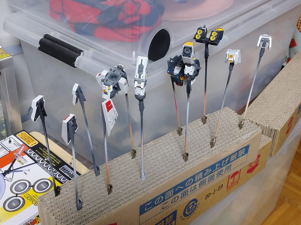 少ない晴れ間にトップコート吹きます。砂吹き状態で放置するとマダラになるので、全体にしっとり濡れるまでしっかり吹いたほうが綺麗に仕上がります。センサ部のクリアパーツに付着しないよう外して。各部閉じた状態で吹いたらサイコフレームにはかからなかったようです。