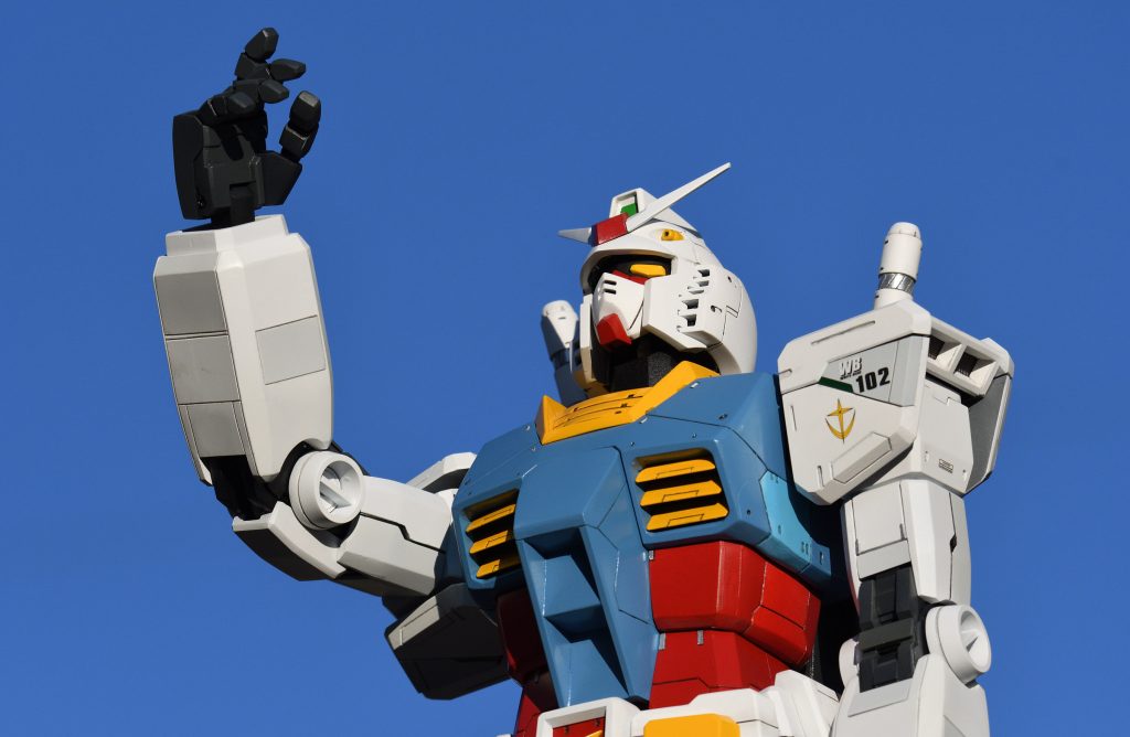 [2023/12/23追記]青空バックの写真が撮れましたので、追加させていただきます。指が少し動かせますので、横浜F00風のポーズです。自分は30周年記念のこのデザインが気に入っているのですが、横浜F00の実物は、ネットで見た写真の数倍カッコ良かったです。