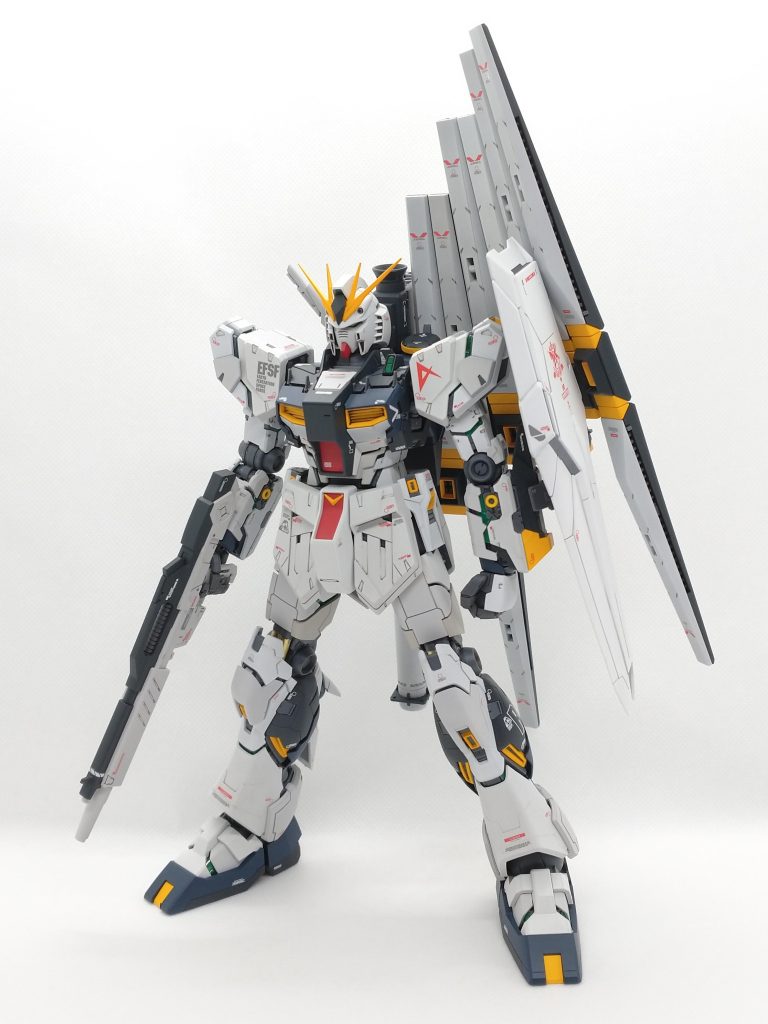 発動モード。ロックがある胴と腿以外は動きが渋くて壊すかと思いました。ユニコーンのようにヒョロッとした感じに見えますので、普段は通常状態で飾ってます。