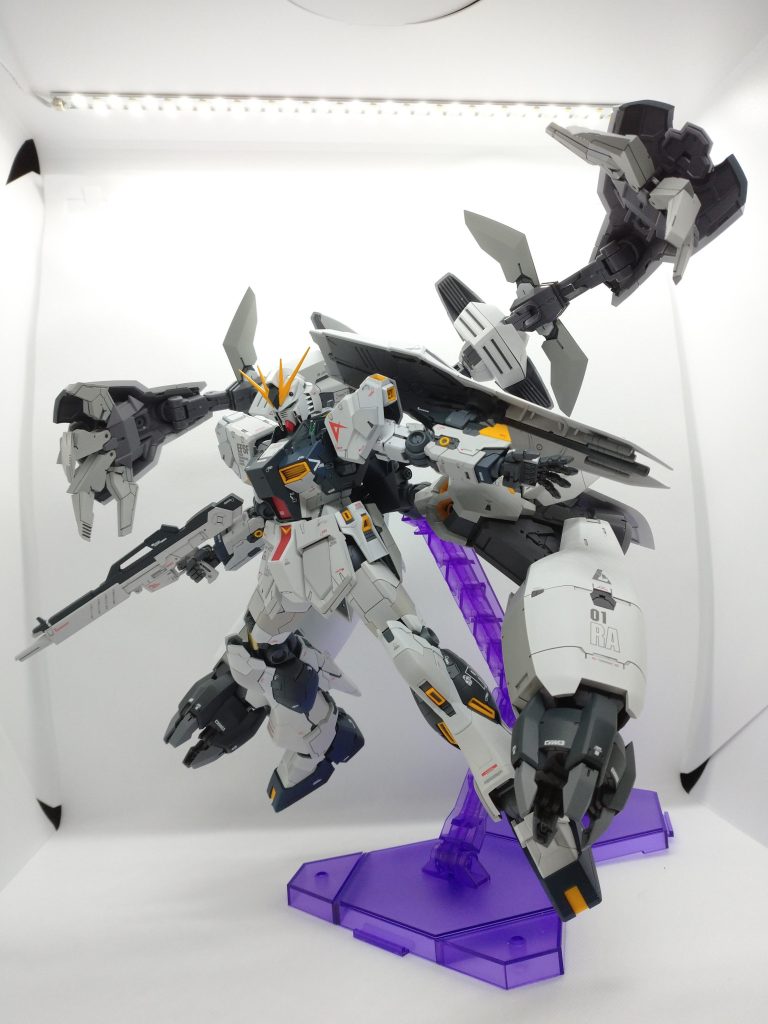 本気でガバッと展開すると撮影ブースに収まりません。重量も相当なものでスタンドがギシギシ言ってます…