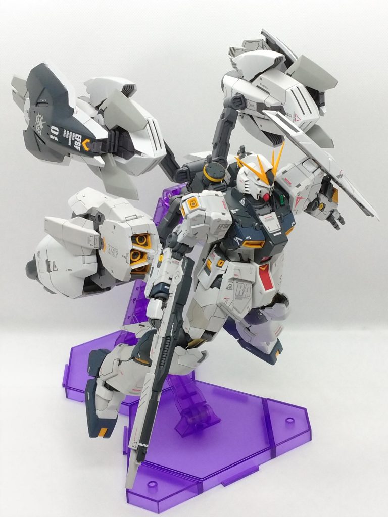 巡航形態。クリアパーツの接続アームはグレーで塗装して、スタンドと別パーツ感を強調。