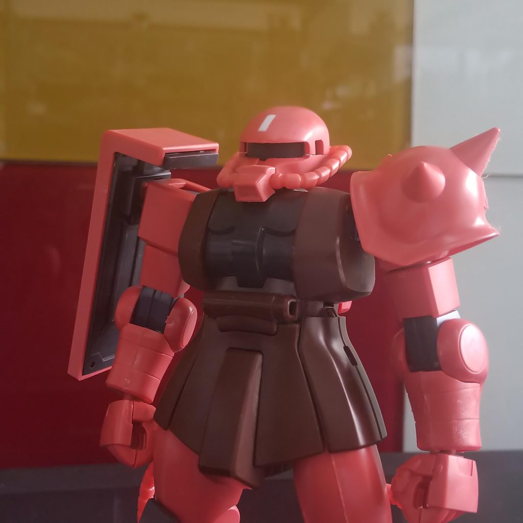 頭部は上半分を定番の1㎜うすくして頭の小型化と目付きを変更しました。これHGUCｻﾞｸⅡで必須ですね